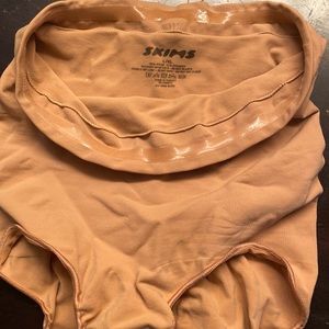 Skims shapewear high waisted style underwear. Never worn. Size L/XL